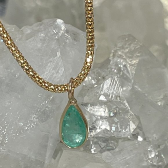 Shimmering! 1.1CT Natural Colombian Emerald 14K Yellow Gold Pendant OOAK 15X5mm - Picture 1 of 5